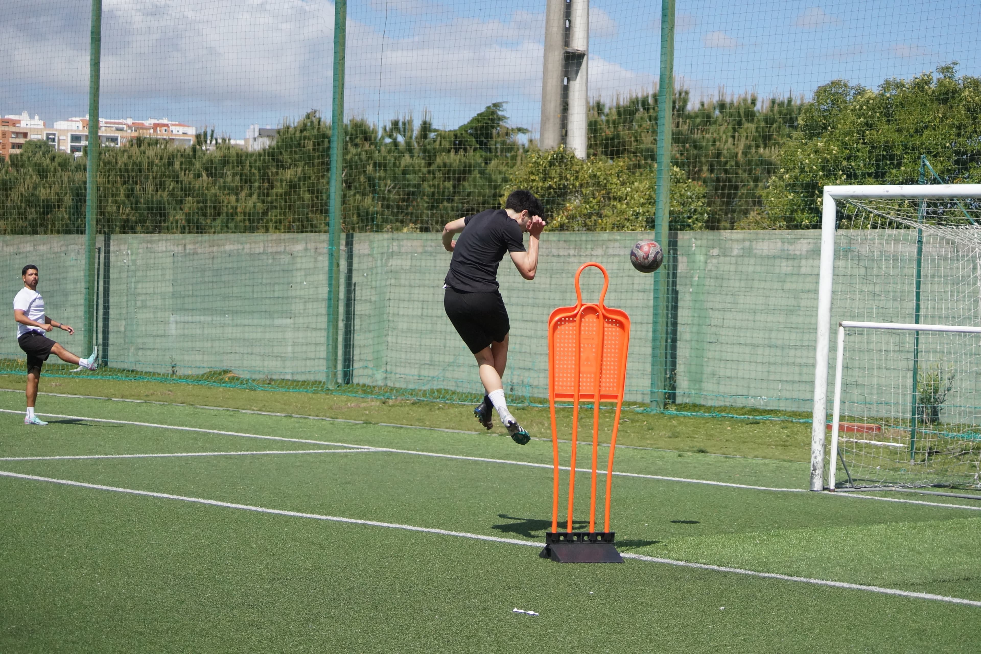 Treino de futebol em campo