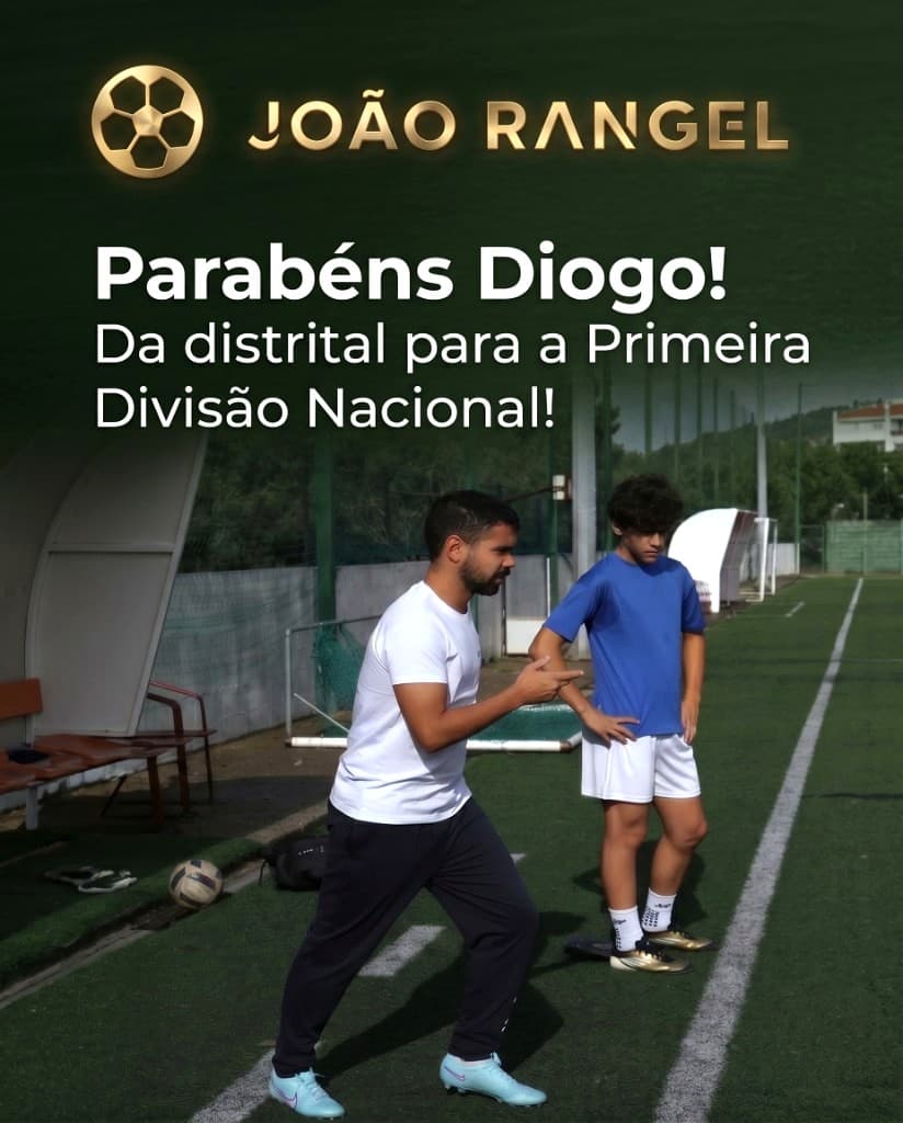 Publicação «Parabéns Diogo!»: João Rangel a orientar Diogo Comba no campo, com o texto «Da distrital para a Primeira Divisão Nacional!».
